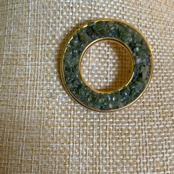 Elegant Gold and Green Circular Pendant Necklace - Picture 2 of 4